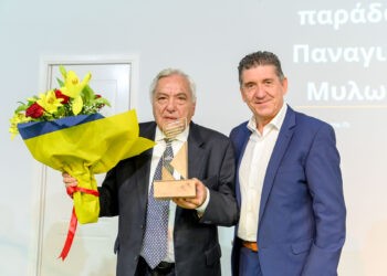 Ο Γρηγόρης Αλεξόπουλος βράβευσε το λαογράφο Π. Μυλωνά