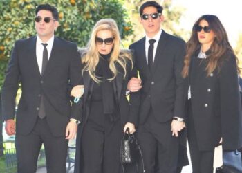 Πλήθος κόσμου και συγκίνηση στην κηδεία του εκδότη Αντώνη Λυμπέρη – ΦΩΤΟ