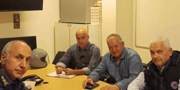 Στην «πρώτη γραμμή» ο Ζαΐμης για να στηρίξει το έργο της κατάσβεσης δίπλα στο δάσος της Στροφυλιάς