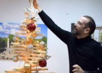 Ιδιαίτερο το Χριστουγεννιάτικο δέντρο της Περιφέρειας!