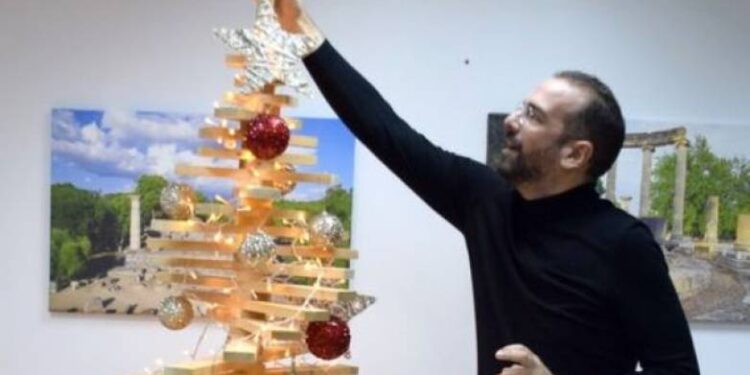 Ιδιαίτερο το Χριστουγεννιάτικο δέντρο της Περιφέρειας!