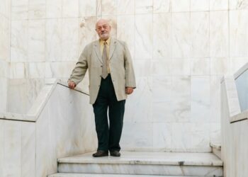 Χίλια μύρια κύματα μακριά τ’ Αιβαλί…