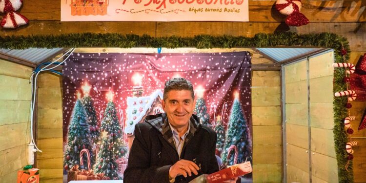 Κάτω Αχαΐα: Άναψε το Χριστουγεννιάτικο δέντρο, “ζεστάθηκαν” χαμόγελα και αγκαλιές – Παραμυθένιο το σκηνικό της γιορτής στην πλατεία