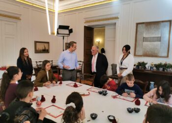 Ζεστή γιορτινή φιλοξενία για τα παιδιά του Σκαγιοπουλείου από τον Πρωθυπουργό! ΦΩΤΟΓΡΑΦΙΕΣ
