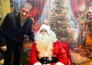 Κάτω Αχαΐα: Άναψε το Χριστουγεννιάτικο δέντρο, “ζεστάθηκαν” χαμόγελα και αγκαλιές – Παραμυθένιο το σκηνικό της γιορτής στην πλατεία