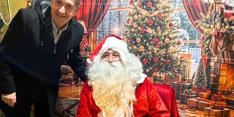 Κάτω Αχαΐα: Άναψε το Χριστουγεννιάτικο δέντρο, “ζεστάθηκαν” χαμόγελα και αγκαλιές – Παραμυθένιο το σκηνικό της γιορτής στην πλατεία