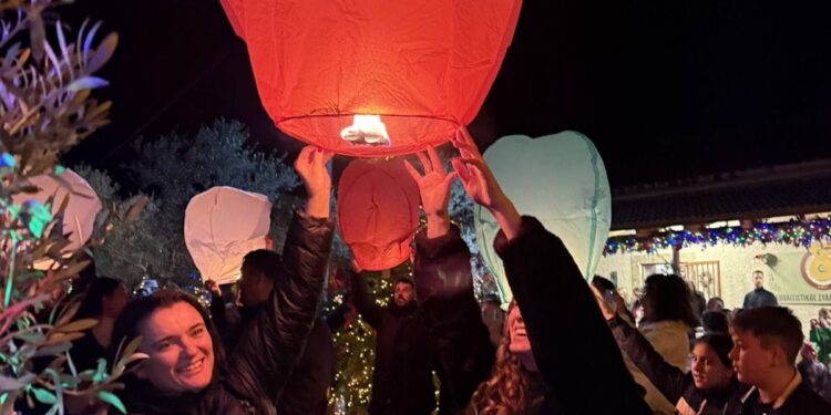 Ο Άη Βασίλης πήγε στο Γομοστό και έφερε δώρα, γλυκά και … χιόνι! ΦΩΤΟ