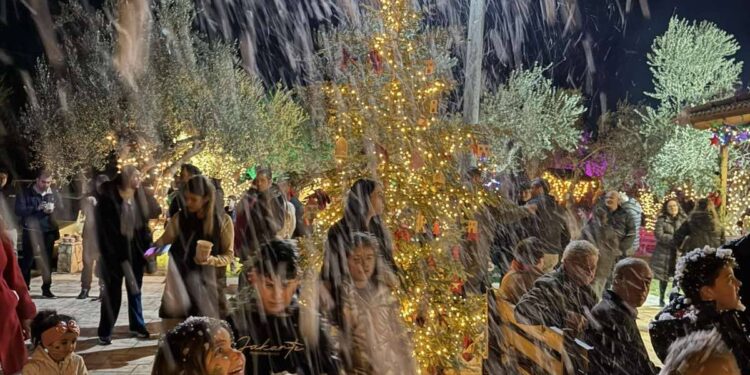 Ο Άη Βασίλης πήγε στο Γομοστό και έφερε δώρα, γλυκά και … χιόνι! ΦΩΤΟ