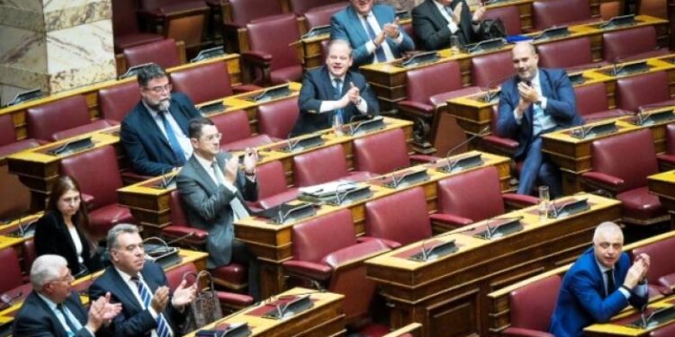 Υπερψηφίστηκε το νομοσχέδιο για τον κατώτατο μισθό με 157 ψήφους υπέρ έναντι 139 κατά