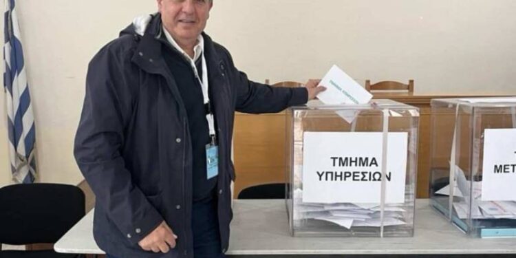Ο Αντώνης Ποταμίτης ψήφισε στο εκλογικό Τμήμα της Δυτικής Αχαΐας: “Ψηφίζουμε και προχωράμε μπροστά.”