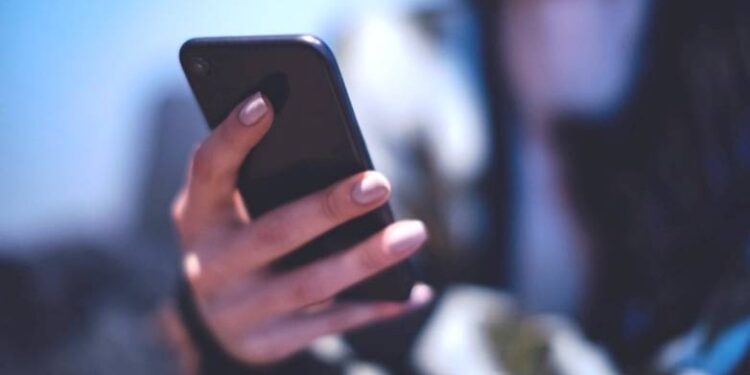 Ανήλικοι και social media: Τη Δευτέρα η παρουσίαση του σχεδίου για την προστασία τους – Περνούν μέχρι και 9 ώρες σε μια οθόνη