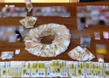 13 συλλήψεις σε ναρκοπάρτι στα Καλύβια, ανάμεσά τους τρεις αστυνομικοί που είχαν ρόλο σεκιούριτι και γνωστή DJ – Βρέθηκε μέχρι και κεταμίνη (ΒΙΝΤΕΟ)