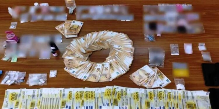 13 συλλήψεις σε ναρκοπάρτι στα Καλύβια, ανάμεσά τους τρεις αστυνομικοί που είχαν ρόλο σεκιούριτι και γνωστή DJ – Βρέθηκε μέχρι και κεταμίνη (ΒΙΝΤΕΟ)