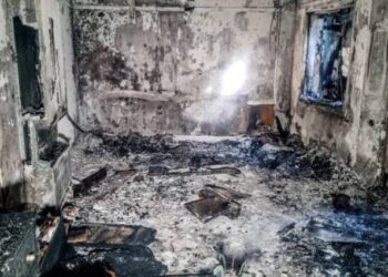 Καλαμπάκα: «Δεν μπορούσε να κατέβει και πήδηξε από το μπαλκόνι» – Θρήνος για τον νεκρό ξενοδόχο, στάχτη έγινε το κτίριο