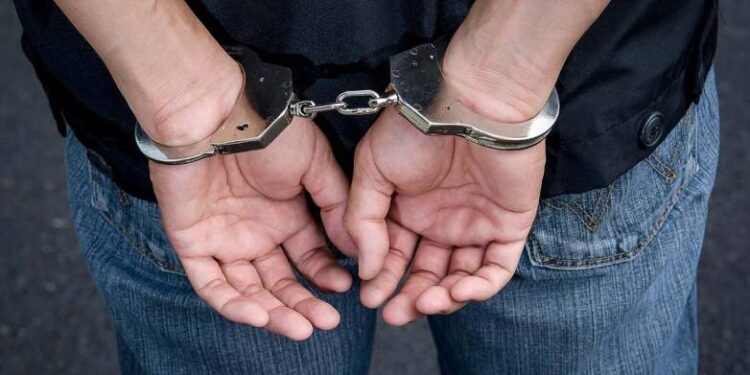 Σύλληψη άνδρα για απάτη και κλοπές στη Δυτική Αχαΐα
