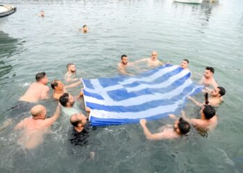 Θεοφάνεια: Τραγουδούν τον Εθνικό Ύμνο με την ελληνική σημαία στα χέρια – Συγκίνησαν οι κολυμβητές στις Αλυκές –  ΒΙΝΤΕΟ