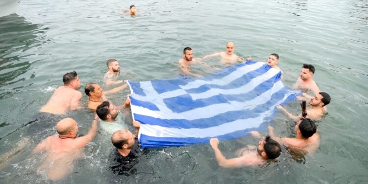Θεοφάνεια: Τραγουδούν τον Εθνικό Ύμνο με την ελληνική σημαία στα χέρια – Συγκίνησαν οι κολυμβητές στις Αλυκές –  ΒΙΝΤΕΟ