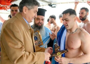 Η γιορτή των Θεοφανείων στις Αλυκές της Κάτω Αχαΐας –  Ο Νικόλαος Καρράς έπιασε τον Σταυρό – ΦΩΤΟ
