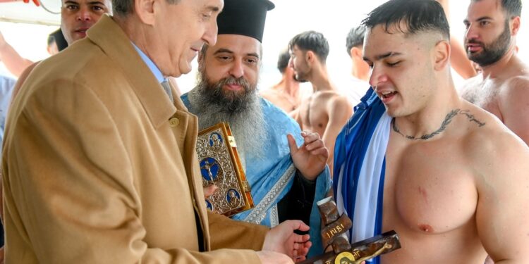 Η γιορτή των Θεοφανείων στις Αλυκές της Κάτω Αχαΐας –  Ο Νικόλαος Καρράς έπιασε τον Σταυρό – ΦΩΤΟ