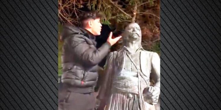 Οργή για τον νεαρό που βεβήλωσε άγαλμα του Κατσαντώνη – «Θα ζητήσω μια ταπεινή συγγνώμη», λέει τώρα (ΒΙΝΤΕΟ)