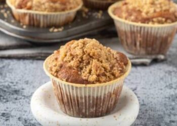Muffins με μήλο και crumble κανέλας