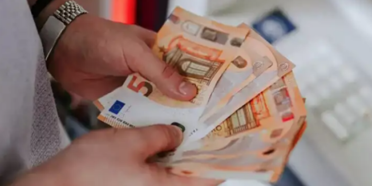 Κατώτατος μισθός: Ξεκινάει ο διάλογος για την αύξηση το 2025