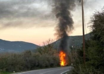 Σώθηκαν από θαύμα τρεις 20χρονοι που πήγαιναν στα Καλάβρυτα για σκι – Το τζιπ τους έπεσε σε χαντάκι και έπιασε φωτιά (ΦΩΤΟ)