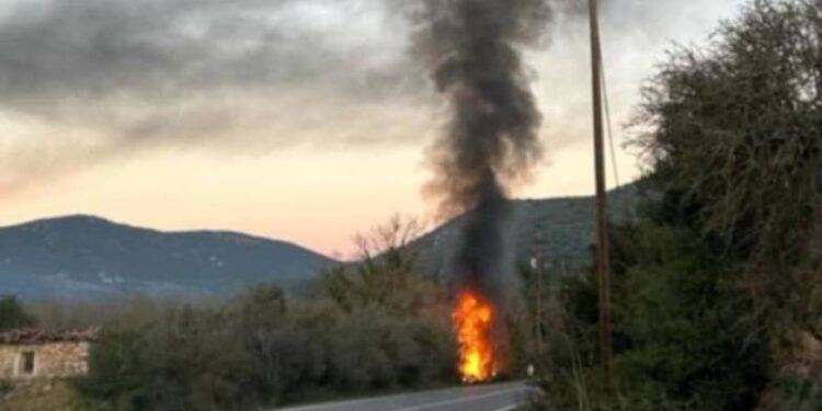 Σώθηκαν από θαύμα τρεις 20χρονοι που πήγαιναν στα Καλάβρυτα για σκι – Το τζιπ τους έπεσε σε χαντάκι και έπιασε φωτιά (ΦΩΤΟ)