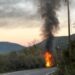 Σώθηκαν από θαύμα τρεις 20χρονοι που πήγαιναν στα Καλάβρυτα για σκι – Το τζιπ τους έπεσε σε χαντάκι και έπιασε φωτιά (ΦΩΤΟ)