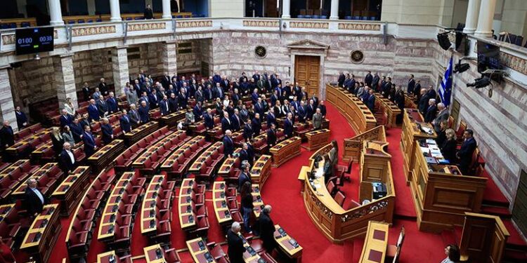 Ενός λεπτού σιγή στην Ολομέλεια της Βουλής για τα θύματα των Τεμπών