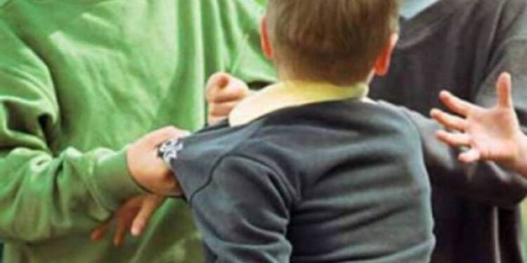 Αχαΐα: Έπιασε από τον γιακά συμμαθητή του και τον απείλησε – Χειροπέδες σε 14χρονο και στη μητέρα του