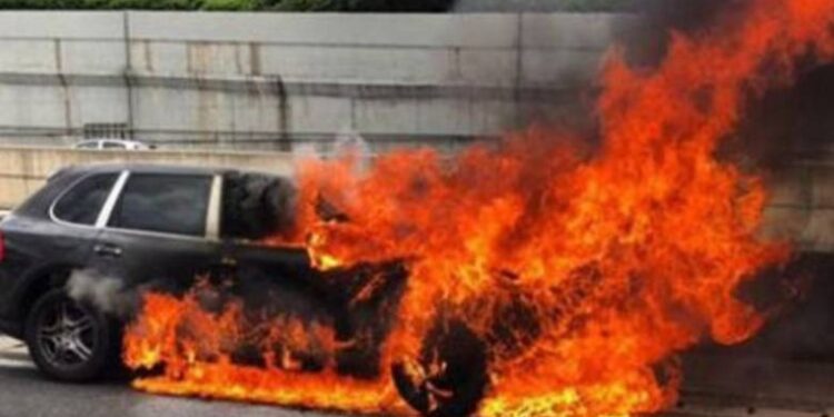 Αχαΐα: Μυστήριο με την καμένη porche που βρέθηκε στο Μαζαράκι