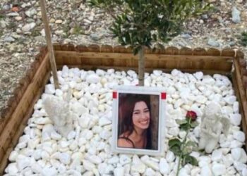 Σπαραγμός στα Τέμπη: Συγγενείς των θυμάτων στον τόπο της τραγωδίας για το τρισάγιο (ΦΩΤΟ-ΒΙΝΤΕΟ)