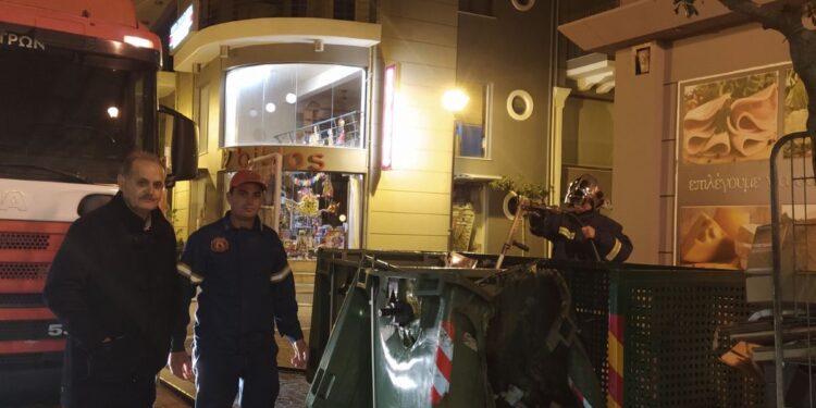 Φωτιά σε κάδους απορριμμάτων στην Κάτω Αχαΐα – Επί τόπου ο Αντιδήμαρχος Ηλίας Καμπέρος – Ανακοίνωση του δήμου