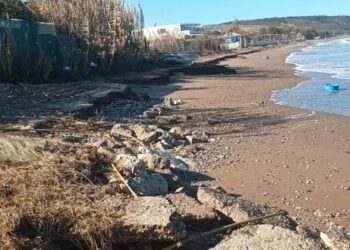 “Χάνεται” η παραλία της Λακκόπετρας από το φαινόμενο της διάβρωσης! ΦΩΤΟΓΡΑΦΙΕΣ