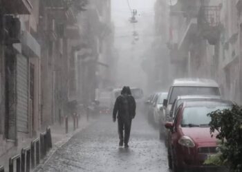 Καιρός: Θυελλώδεις άνεμοι και καταιγίδες μέχρι την Τετάρτη – Νέο έκτακτο δελτίο της ΕΜΥ