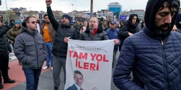 “Βράζει” η Τουρκία μετά την προφυλάκιση του Εκρέμ Ιμάμογλου – Βγαίνουν στους δρόμους οι πολίτες