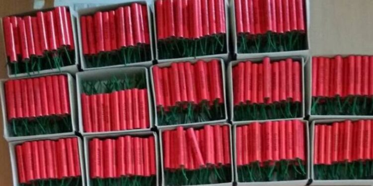 Μεγάλη επιχείρηση αστυνομικών της Πάτρας στην Αθήνα – Εντόπισαν χιλιάδες κροτίδες