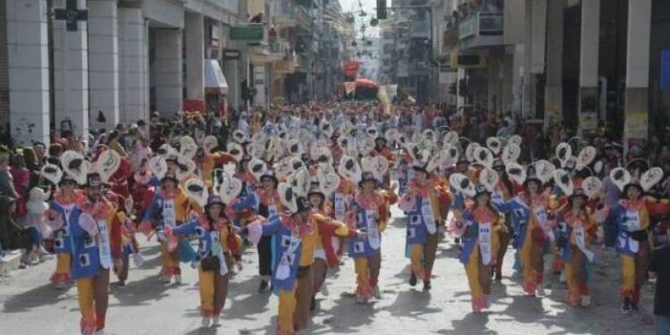 Η ώρα των παρελάσεων – 55.000 καρναβαλιστές στους δρόμους – Σήμερα η Νυχτερινή Ποδαράτη