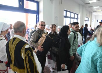 Δυτική Αχαΐα: Φράουλες, λάδι, κρασί, μέλι, ούζο και τσολιάδες για τους πρώτους επισκέπτες στον Άραξο! ΦΩΤΟ