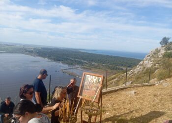 Δυτική Αχαΐα – Παναγία Ρετουνιώτισα: Προσκύνημα στο εκκλησάκι που χτίστηκε μέσα στα βράχια το 1898 – Ποια είναι η ιστορία του – ΦΩΤΟ