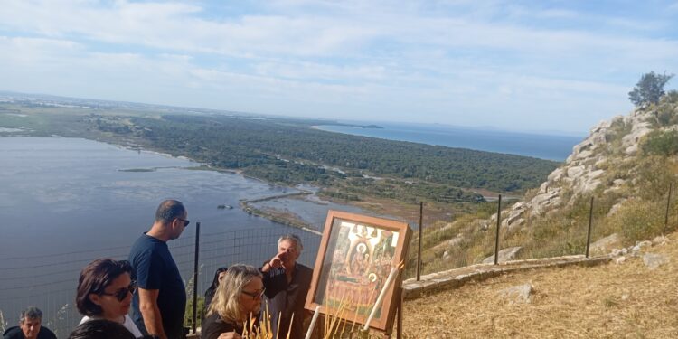 Δυτική Αχαΐα – Παναγία Ρετουνιώτισα: Προσκύνημα στο εκκλησάκι που χτίστηκε μέσα στα βράχια το 1898 – Ποια είναι η ιστορία του – ΦΩΤΟ