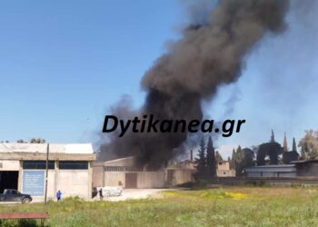 Αχαΐα – ΝΕΟΤΕΡΑ: Μήνυμα από το 112 στους κατοίκους για τους καπνούς – Φωτιά σε εργοστάσιο με πλαστικά στο Γομοστό – ΦΩΤΟ