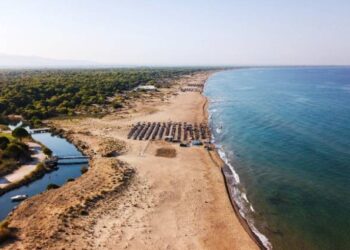 Η Αστυνομία ψάχνει άνδρα που βιντεοσκοπούσε κολυμβήτριες στην παραλία της Καλογριάς