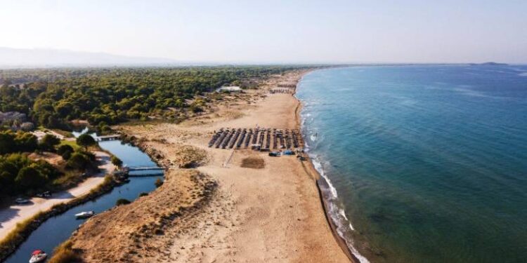 Η Αστυνομία ψάχνει άνδρα που βιντεοσκοπούσε κολυμβήτριες στην παραλία της Καλογριάς