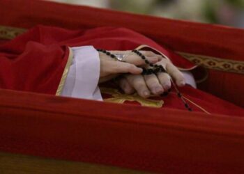 Σε λαϊκό προσκύνημα από σήμερα η σορός του Πάπα Φραγκίσκου