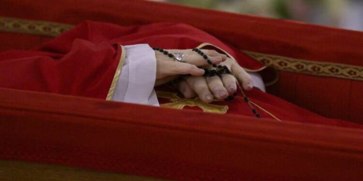 Σε λαϊκό προσκύνημα από σήμερα η σορός του Πάπα Φραγκίσκου