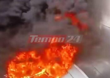 Πάτρα: Η στιγμή που ξεσπά η φωτιά στη στέγη του Zara Home – Ούρλιαζαν οι μαθητές (ΒΙΝΤΕΟ)