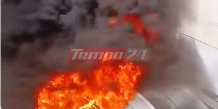 Πάτρα: Η στιγμή που ξεσπά η φωτιά στη στέγη του Zara Home – Ούρλιαζαν οι μαθητές (ΒΙΝΤΕΟ)