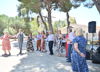 Ευχές, γλέντι και χορός στα Νιφορέικα για τον Άγιο Νικόλαο – ΦΩΤΟ